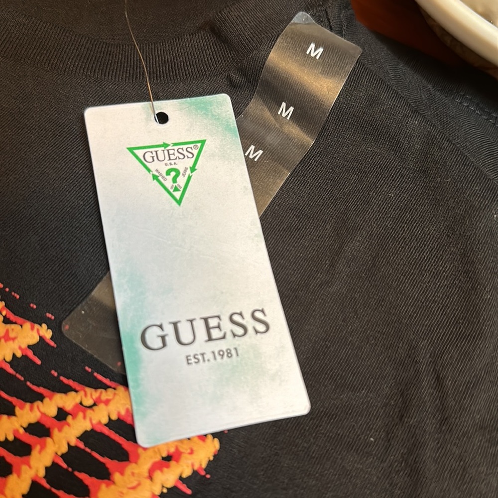Guess - Mens RARE Graphic T-Shirt Black Tee Raised Lettering Fiery Logo - Picture 15 of 16